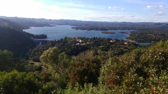 Panorámica general de presa y embalse de E a W (M. Fandiño García, febrero 2016)
