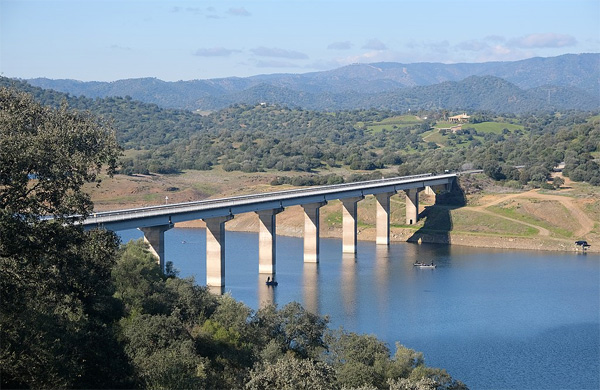 Embalse de San Rafael de Navallana (es.wikipedia.org)