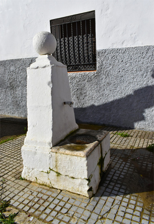 Fuente de El Pradillo en la calle Feria (A. Márquez Pascual, febrero 2026)