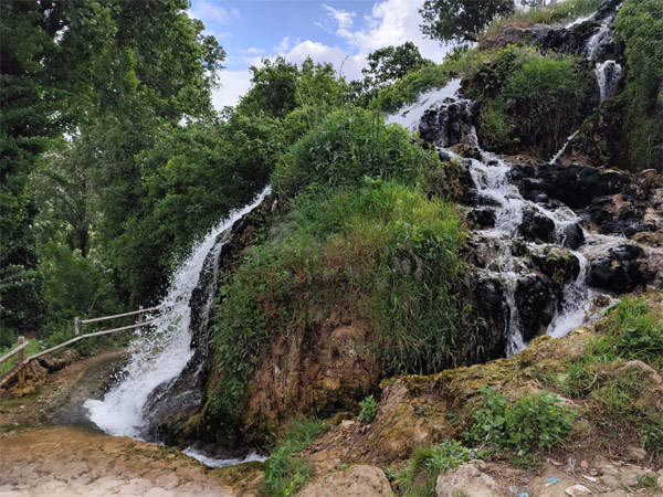 Chorrera El Cao desde el sendero (V.M. Robles Arenas, mayo 2026)