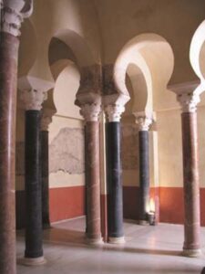 Sala templada de los baños, con la reconstrucción y restauración de su decoración original (www.juntadeandalucia.es)