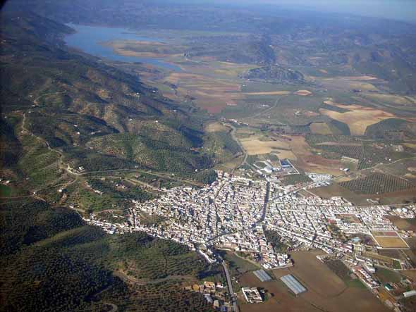 La Puebla de los Infantes. Al fondo, al Sur, el embalse J.T. (Foto aérea de Juan Rangel Martínez, 2016)