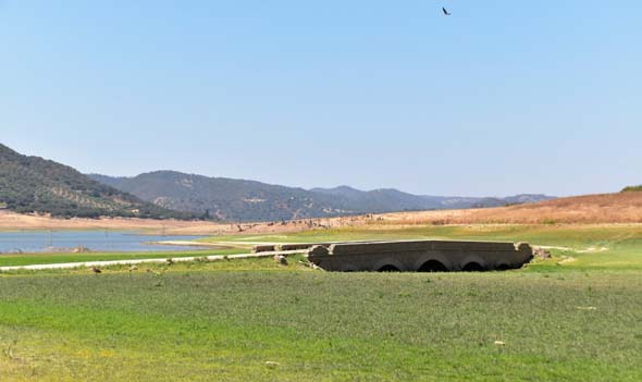 Puente de los Cinco Ojos. Al fondo, pantano o embalse de José Torán (A. Márquez Pascual, agosto 2019)