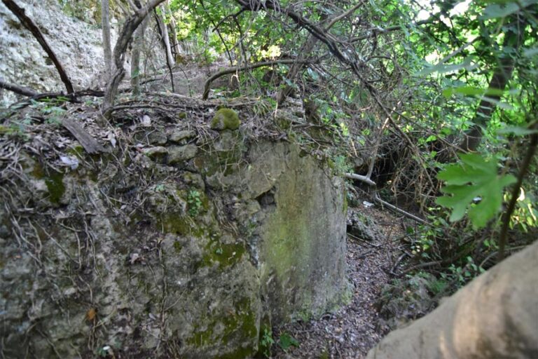 Molino de la ribera del Guadalbacar, muro mixto ciclópeo (A. Márquez Pascual, junio 2026)