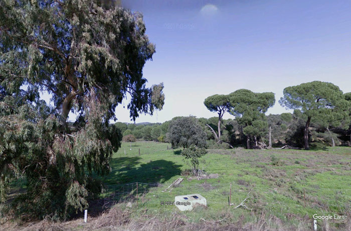 Abrevadero metálico en primer plano, al fondo el abrevadro antiguo (Google Earth-Street View, octubre 2008)