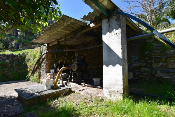 Manantial de la huerta de San Pedro, actual pozo manante y caseta de captación por bombeo (A. Márquez Pascual, febrero 2019)