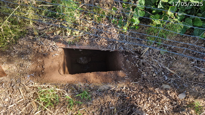 Arqueta de protección de la fuente, abierta (A. Ventas, mayo 2025)