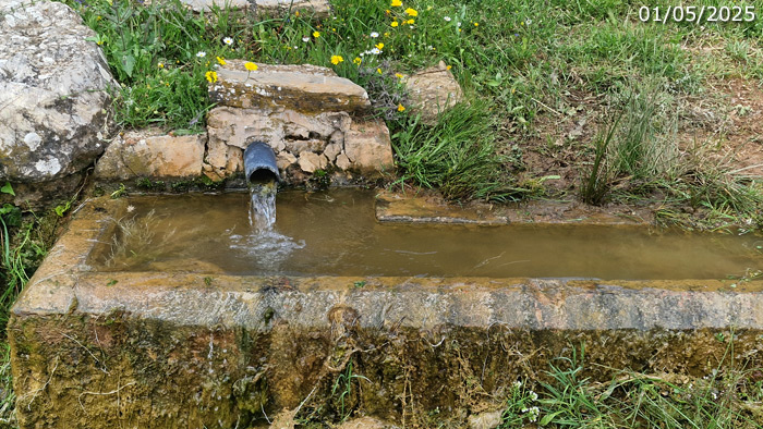 Fuente del pilar, vista de frente, con su pequeña pileta abierta al pilar (A. Ventas, mayo 2025)