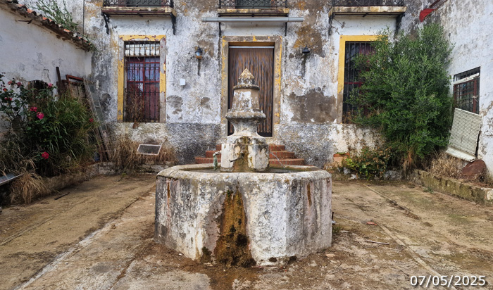 Fuente de La Granaíta, en el interior del patio del cortijo (A. Ventas, mayo 2025)