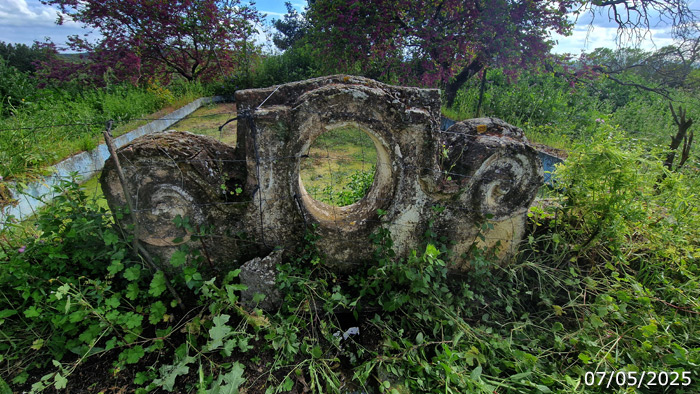 Murete ornamental de la fuente, con la atarjea de agua en la parte inferior (A. Ventas, mayo 2025)