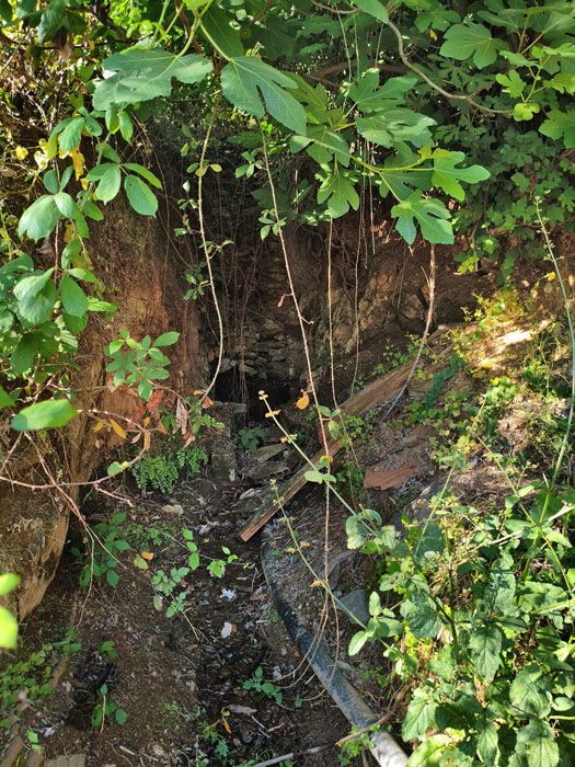Fuente de San Pedro, con la conducción de traída de aguas (J. Pedro Rivero, junio 2026)