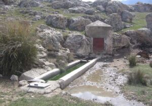 Fuente - abrevadero de la Alfahuara (T. Peinado-A. González, abril 2011)