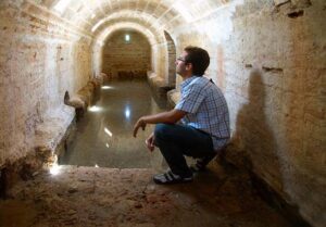 Galería subterránea principal del cuerpo de aljibes carolinos (Bóveda de medio punto de ladrillo macizo) (A. Galán Díaz, julio 2010)