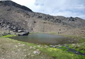 Lagunillo Grande de la Virgen bajo los tajos del mismo nombre (A. Castillo, junio 2005)