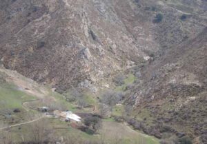 Cortijo de las Mimbres visto desde el Cortijo de la Solana (V.M. Robles-Arenas, marzo 2009)
