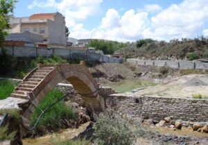 Nacimiento y puente romano (V.M. Robles-Arenas, mayo 2008)