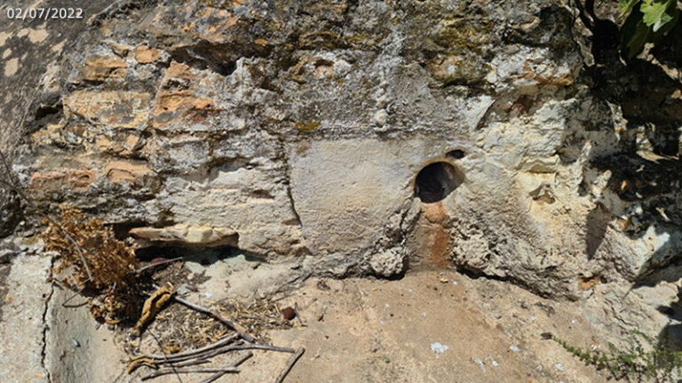 Caño seco de la salida de agua al abrevadero que, hasta hace pocos años, mantenía un chorrillo de agua (A. Ventas, julio 2022)